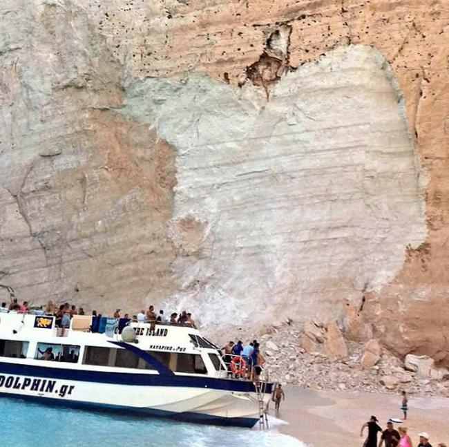 灾难片：希腊札金索斯州“沉船湾”悬崖大片岩壁无预警掉落