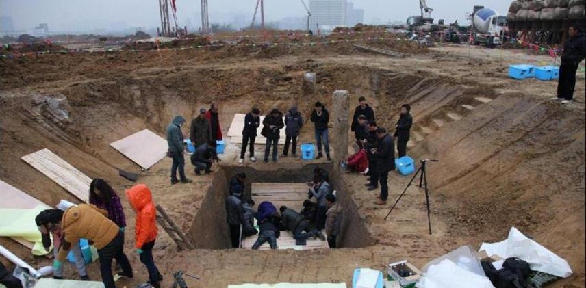 荆州中学新校址夏家台墓地，前日发现一座保存完好的战国楚墓。