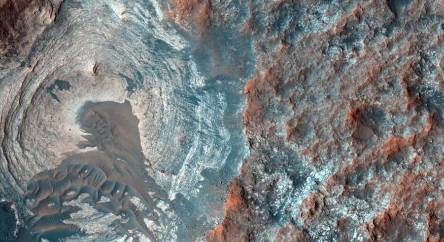 NASA公布火星表面上圆形洼地的图片