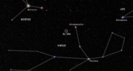 这张合成图像综合了昴星团望远镜在两个波段拍摄的恒星GJ 504及其附近空间图像，包括拍摄于2011年5月的橘色(1.6微米)图像以及拍摄于2012年4月的蓝色(