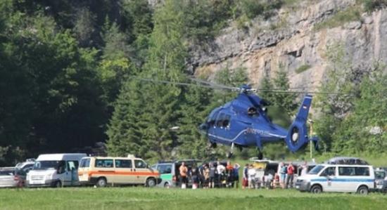 德国岩洞专家陷阿尔卑斯山脉1千米深岩洞 200人拯救