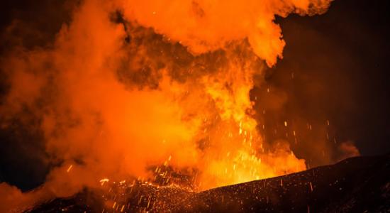 俄罗斯境内的托勒巴契克火山开始猛烈喷发