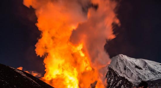 俄罗斯境内的托勒巴契克火山开始猛烈喷发