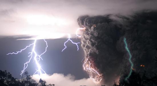 智利火山爆发：带电粒子风暴穿越火山灰产生绿色闪电