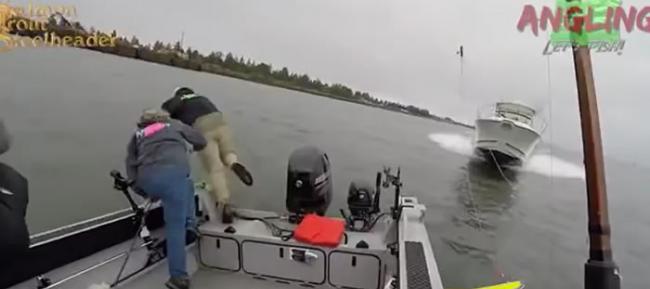美国几名捕鱼者在渔船与快艇相撞的瞬间跃入水中