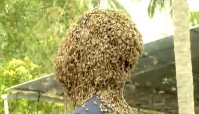 6万蜜蜂爬满头 印度喀拉拉特邦青年觉得好舒服