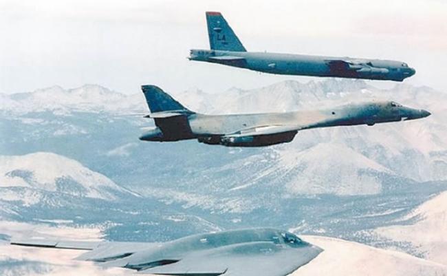 B-21预料会逐步取代现时的轰炸机。图为（上起）美军B-52H、B-1B及B-2轰炸机。