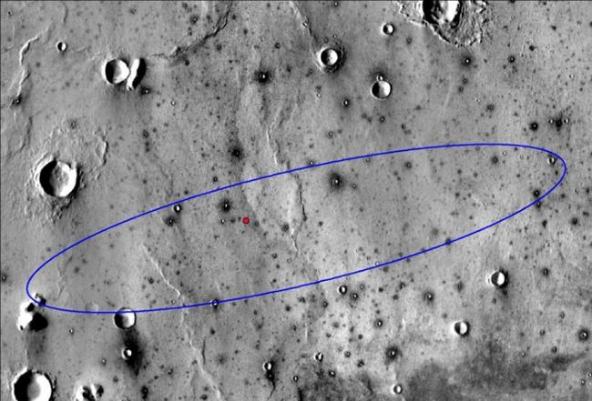 影像中的红点就是NASA洞察号登陆器在埃律西昂平原（Elysium Planitia）里的最后着陆位置。 这片广阔平坦的熔岩平原就位在火星赤道的北边。 根据先前