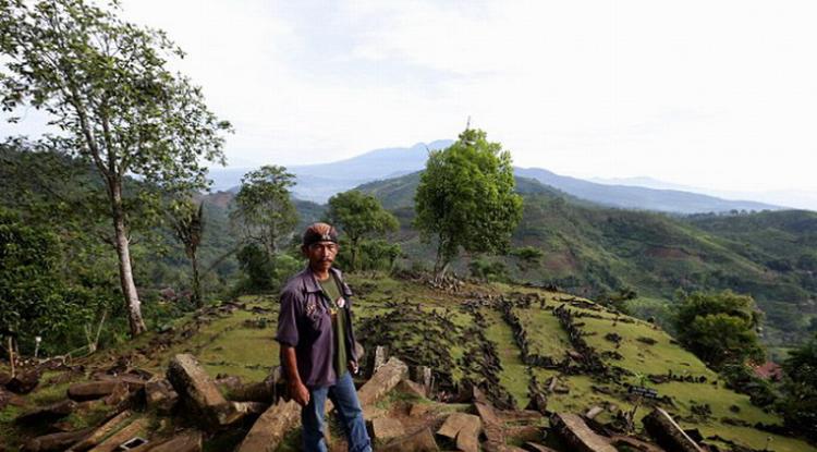 地质学家希尔曼博士宣称，世界上最古老的金字塔隐藏在印尼西爪哇省的一处废墟下面。