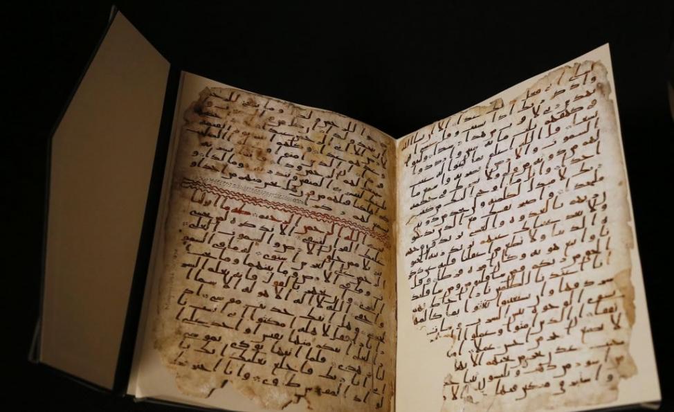 在英国一间图书馆里发现的两页《古兰经》有近1400年的历史，这是这部伊斯兰圣典已知现存最早的文本证据之一。 PHOTOGRAPH BY FRANK AUGSTE