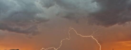 美国业余摄影师在亚利桑那州拍摄的壮观闪电