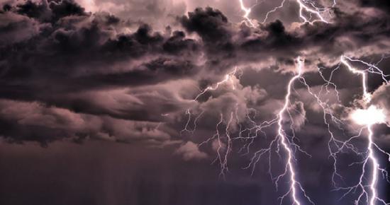 美国业余摄影师在亚利桑那州拍摄的壮观闪电