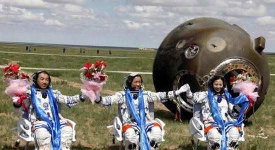 6月26日上午，神舟十号载人飞船返回舱顺利着陆于内蒙古中部草原主着陆场，3名航天员健康出舱。