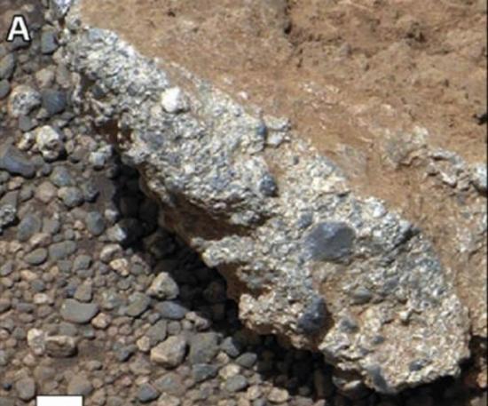 “好奇”号火星车的高清晰桅杆相机拍到的卵石砾岩。在火星上开始的第一段长275米的行程中，“好奇”号发现了大量类似出露岩