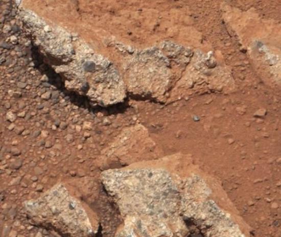 在火星上发现的石块，与丹麦海岸上的圆形鹅卵石类似。这些鹅卵石可能在水的带动下穿过和平谷。和平谷位于盖尔陨坑北部的南坡