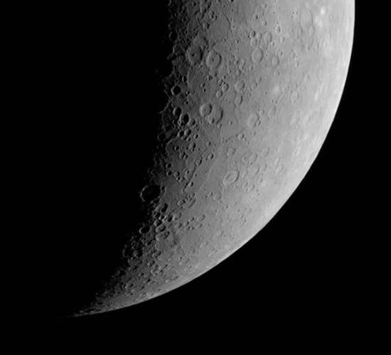 这张照片拍摄于2012年2月4日，图像中央位置可以看到Terror Rupes地区，这是一个狭长的悬崖状地形，是水星上最明显的叶片状悬崖地形