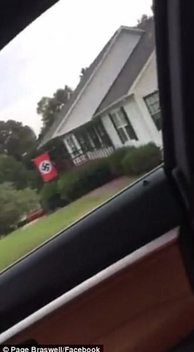 美国北卡罗莱纳州男子屋外挂纳粹旗遭途人谴责
