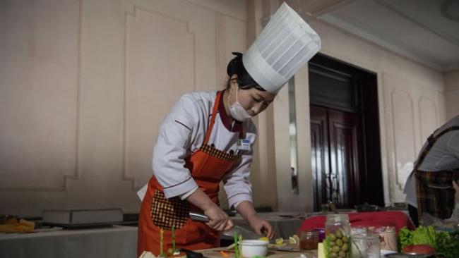 一名解放山饭店的女厨大显身手。