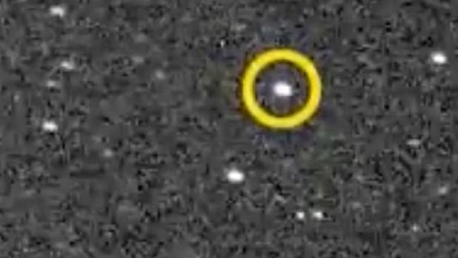 这张图像展示的是位于7800光年外的黑洞天体“天鹅座V404”所发出的微弱可见光。其亮度足以被一台中等口径的天文望远镜观测到