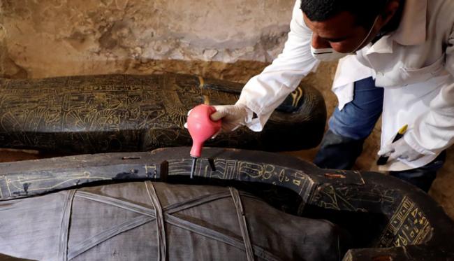 埃及南部尼罗河西岸古墓中发现完整保存的3000年前妇女木乃伊