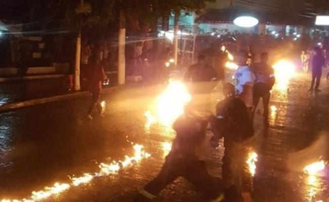 中美洲国家萨尔瓦多村庄举行火球节 庆祝数百年前火山爆发