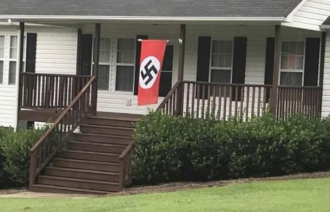 美国北卡罗莱纳州男子屋外挂纳粹旗遭途人谴责