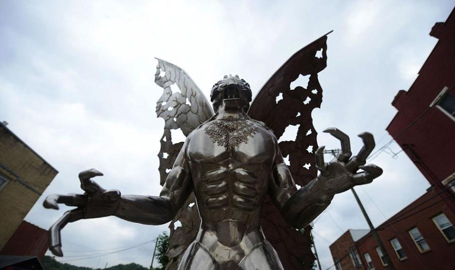 这是新泽西州街道上建造的“天蛾人”雕像，1966年12月12日，5个人声称看到类似人的巨大飞蛾从墓穴中跃出，飞过他们的头顶。