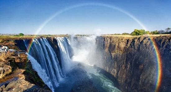 非洲维多利亚瀑布前拍摄到壮观彩虹