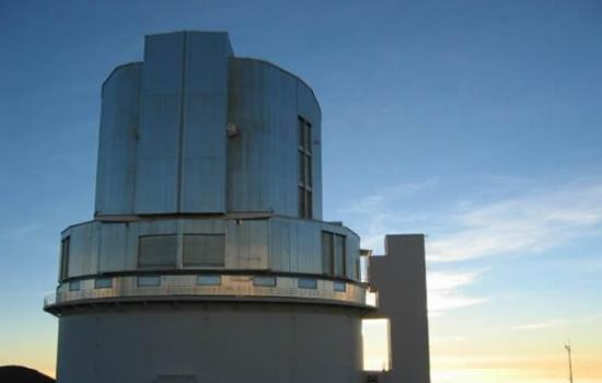 建立在夏威夷莫纳克亚山顶的昴星团望远镜，口径达8.2米，隶属于日本国立天文台，建成时是世界最大的单镜面望远镜，耗资3.7亿美元