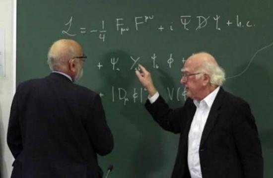 宇宙之所以会崩塌要归因于2012年发现的一种亚原子粒子，被称之为“希格斯玻色子”。照片展示的英国物理学家彼得-希格斯（右）和比利时物理学家弗朗西斯-恩格勒特，凭