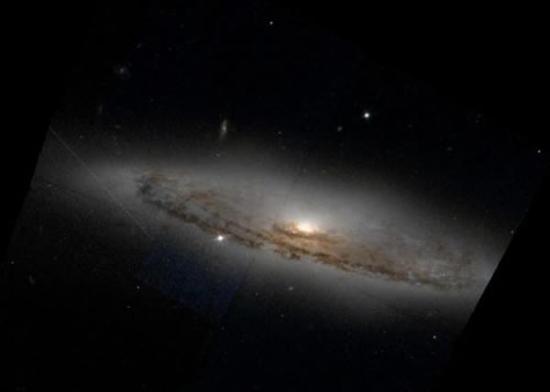 NGC 4845星系距离地球4700万光年，天文学家最新观测到该星系中心的黑洞正在享受“快餐”