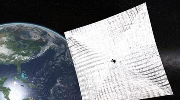 LightSail太阳帆探测器使用了超薄聚脂薄膜塑料，展开后的面积为344平方英尺，大约为31平方米