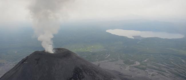 俄罗斯堪察加半岛卡丽姆斯卡火山喷出3000米高灰柱
