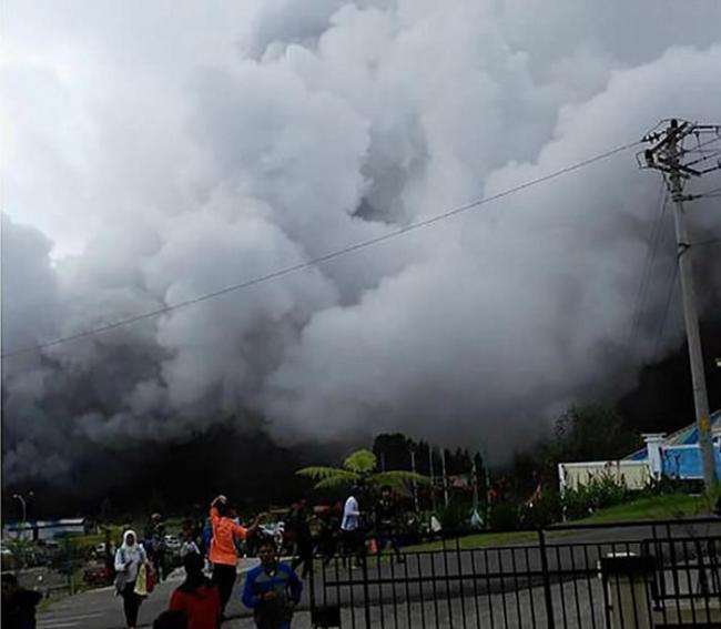 印尼中爪哇省西雷利火山突然喷发 监控直升机撞山2死数失踪