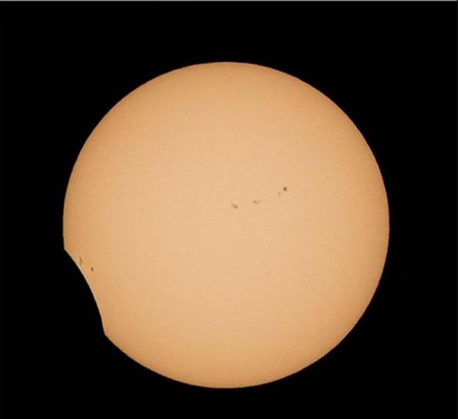 NASA公布第2名的照片，日全食。
