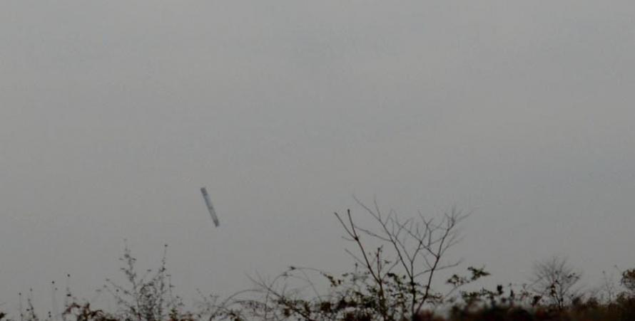 记者抓拍到长征三号甲火箭残骸从天而降