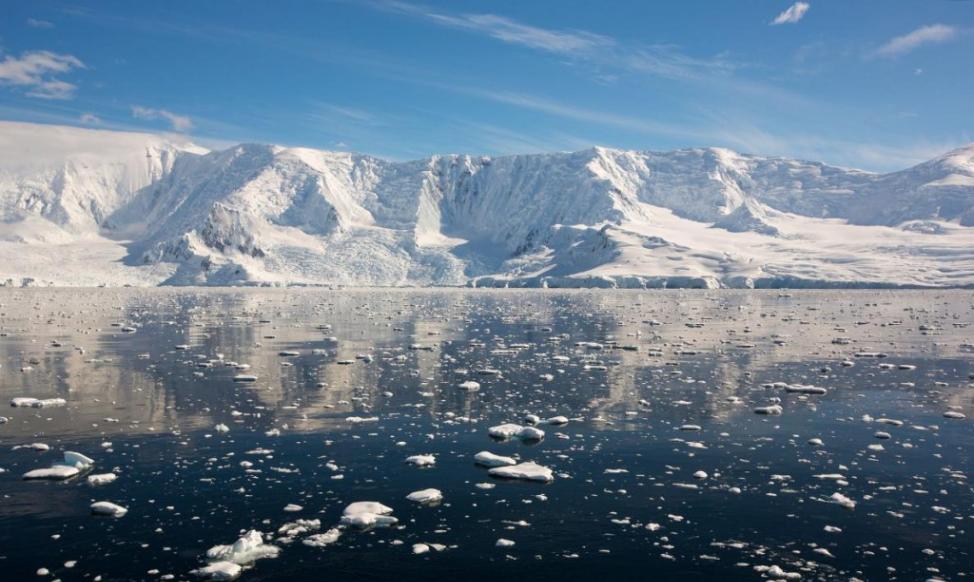 今日南极助长海平面上升的比例仅占一小部分。如果化石燃料产生的排放量仍未受约束，局面有可能转变。 Photograph by Ashley Cooper, Cor