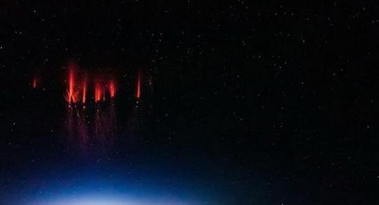 8月12日，研究人员在美国内布拉斯加州红柳林县上空拍摄到柱状红色闪电精灵
