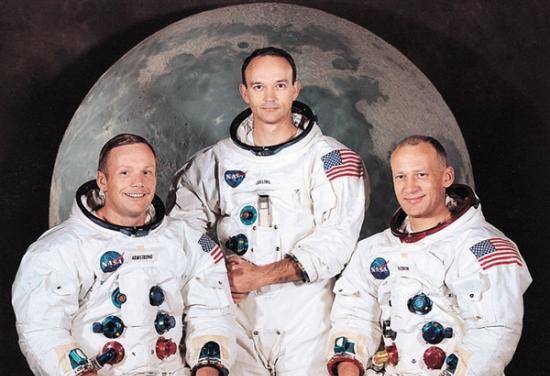 执行“阿波罗11号”登月任务的三名宇航员，尼尔・阿姆斯特朗（左），迈克尔・科林斯（中），巴兹・奥尔德林（右）