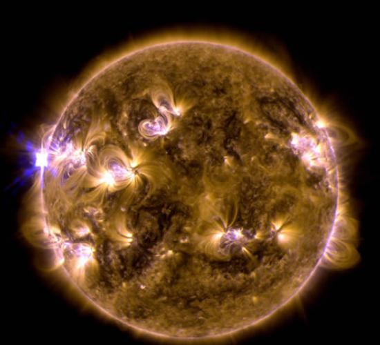 美国航天局的太阳动力学天文台拍摄到的巨大太阳耀斑爆发