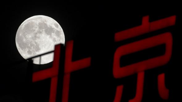 在北京高挂净空的“超级月亮”