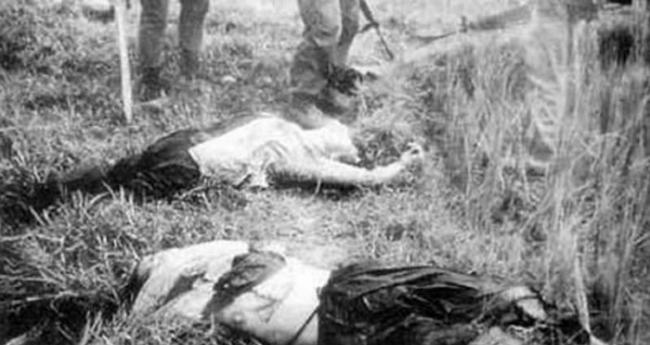 韩国部队在越战屠杀平民，地上躺着两名年轻女子的尸体。