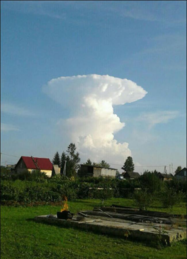 俄罗斯西伯利亚天空惊现蘑菇云 民众以为被核弹攻击