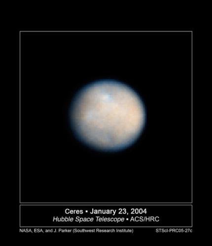 在黎明号飞船抵达谷神星之前，还对灶神星进行了飞掠观测。相比较而言，灶神星上的亮点显然没有谷神星来得多，灶神星的直径大约在500公里左右，而谷神星的直径达到了95