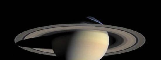 快速飞行的小流星体撞击土星光环，变成更小更慢的碎片，进入这颗行星周围的轨道。