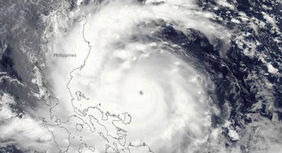 卫星照片显示了超级台风尤特的景象