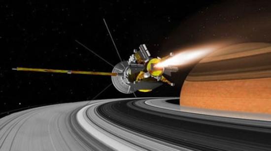 这是卡西尼号太空探测器的艺术构想图。照片显示，它正在土星光环附近探测这颗行星的系统。