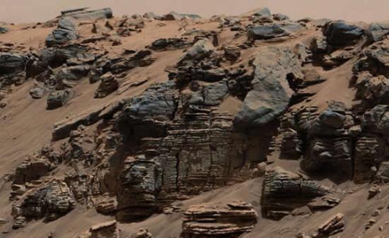 这是在好奇号着陆火星后的第712天(2014年8月7日)，使用其右侧桅杆相机拍摄的图像。可以看到夏普山山麓成层性非常良好的沉积岩层出露。这张图像视野幅宽大约1.