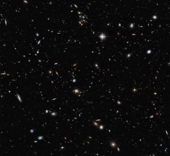 图中显示了大量的星系团聚集，可让科学家在不同宇宙演化阶段上对宇宙星系进行研究，图像中的星系似乎看起来很近，但是实际上它们相距数十亿光年。