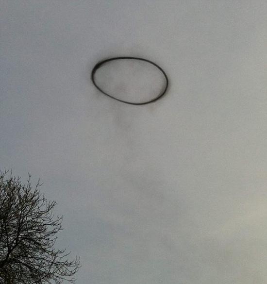 英国天空出现无法解释的黑圈